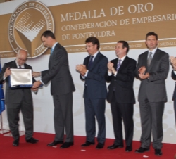 Don Felipe recibe la Medalla de Oro de la Confederación de Empresarios de Pontevedra